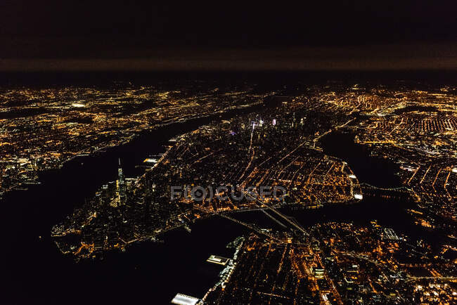 La città di New York, Manhattan, vista da un punto più alto di notte. — Foto stock