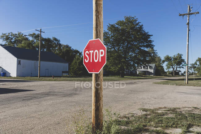 Stop sign at a road intersection. — Fotografia de Stock