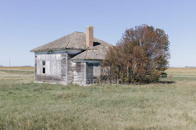 One room school house building by a road on the prairie. - foto de stock
