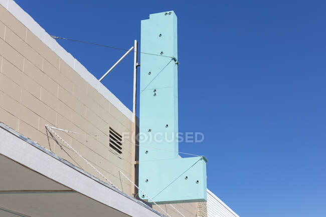 A storefront sign on an empty deserted building — Fotografia de Stock
