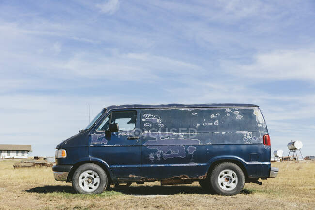 An old abandoned van in a field in Montana. - foto de stock