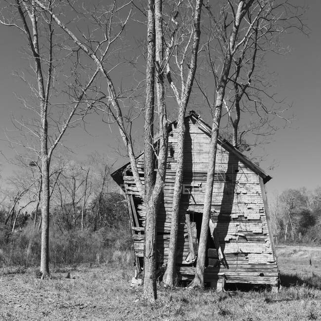 Abandoned homestead building leaning over, collapsing. — Stock Photo