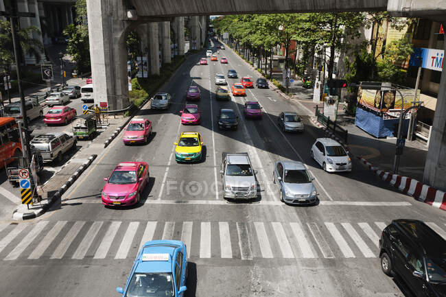 Vista elevata di auto e taxi su una strada cittadina, Bangkok. — Foto stock