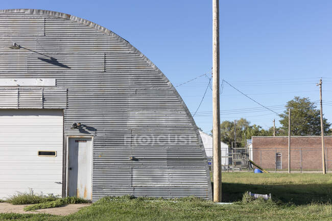 A grey metal barn on a roadside in a small town in Nebraska. — Stock Photo