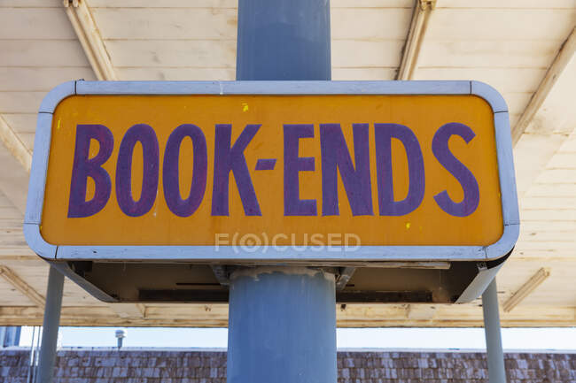 BOOK-ENDS sign at abandoned tourist rest stop shop. — Stock Photo