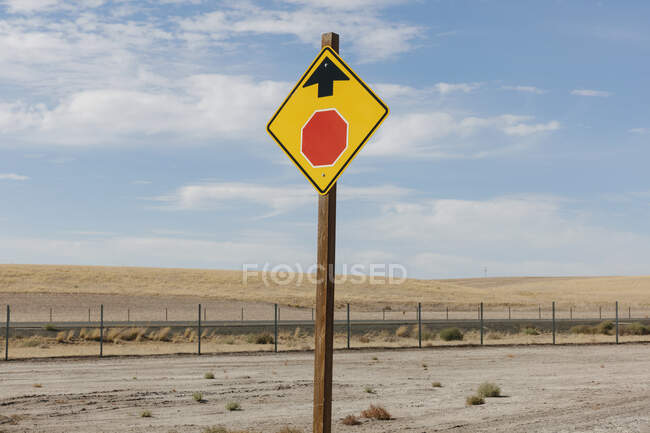 Стоп Знак впереди, желтый знак и красный круг со стрелкой, придорожный знак безопасности. — стоковое фото