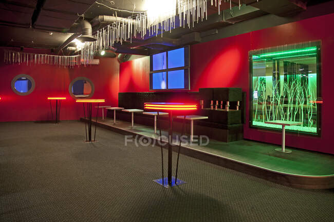 Interior da discoteca, local de hospitalidade e iluminação colorida, assentos e mesas. — Fotografia de Stock