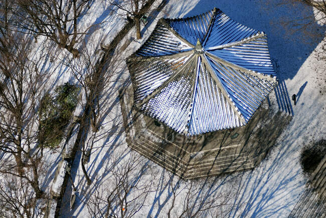 Bandstand in snowy park, from above. - foto de stock