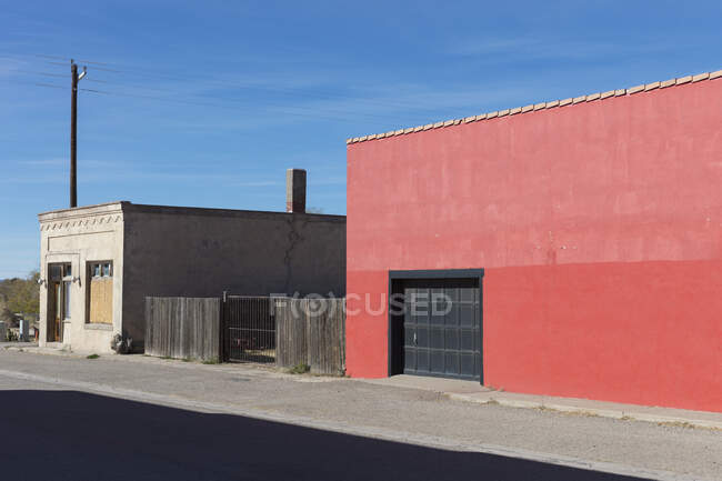 Empty buildings on Main Street, a warehouse with a red wall. - foto de stock