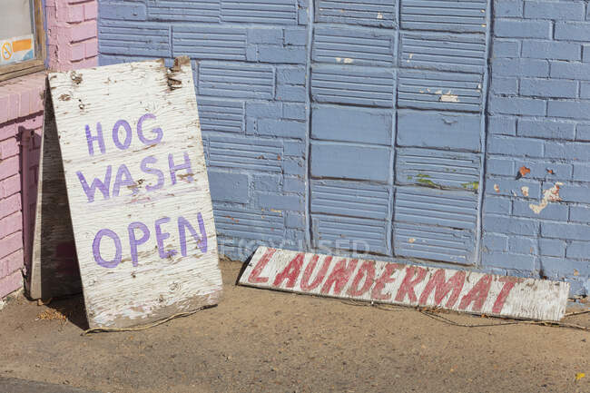 Hog Wash Open sign on a pavement, a laundramat. Broadus, Montana — Foto stock