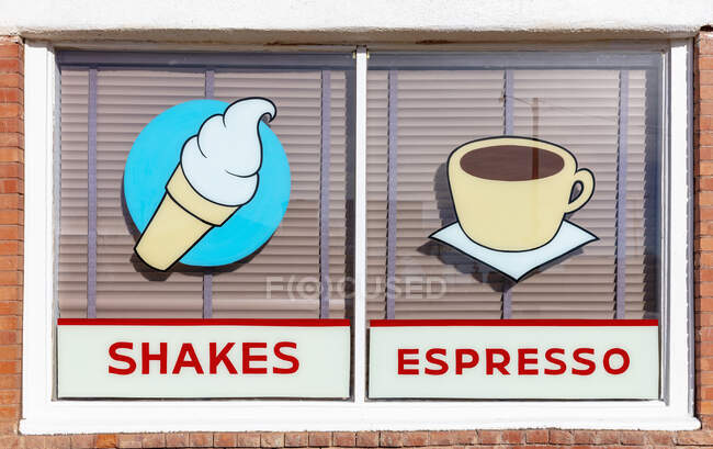 Sinais para SHAKES e ESPRESSO, sinais de estilo retro em uma janela de café. — Fotografia de Stock