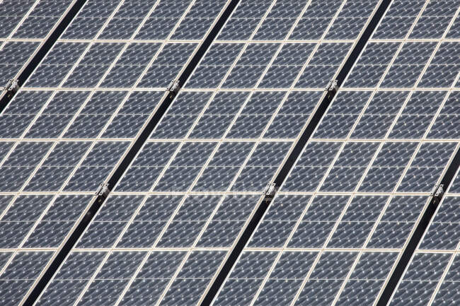 Détail des grands panneaux solaires pour la capture et le stockage de l'énergie. — Photo de stock
