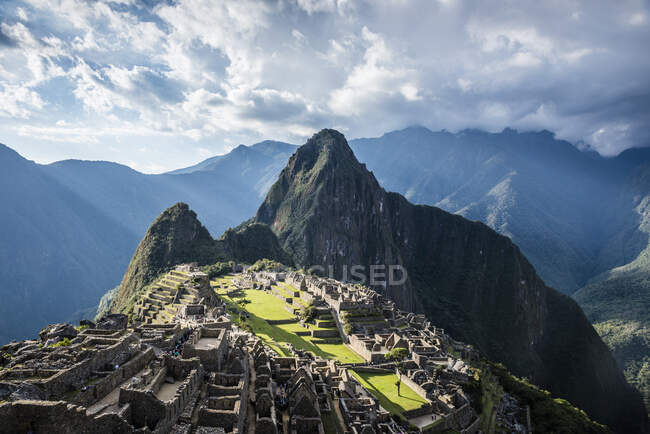 Machu Picchu, the Inca citadel high in the Andes, above the Sacred Valley, plateau with buildings and terraces. - foto de stock