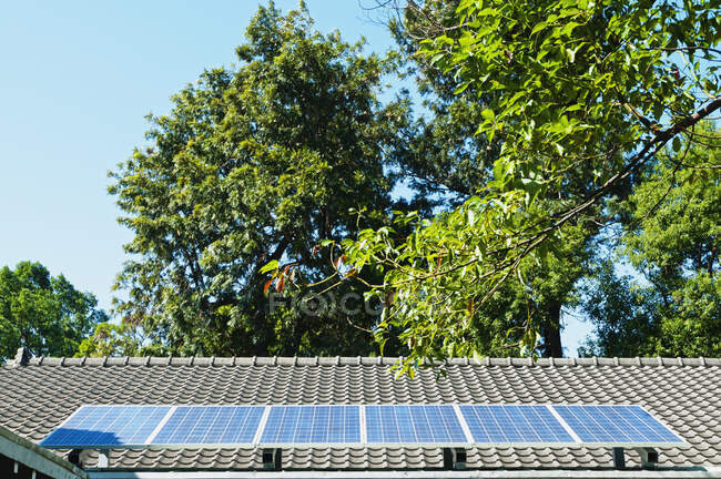 Solar energy panels on a traditional Chinese roof. Providing stored solar green energy, — Fotografia de Stock