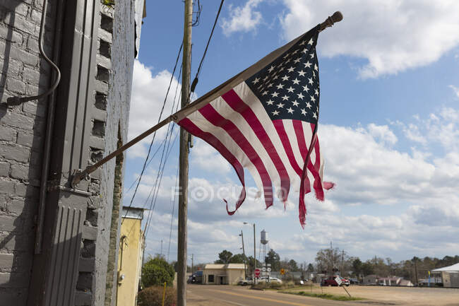 Прапор США, що літає на головній вулиці.. — стокове фото