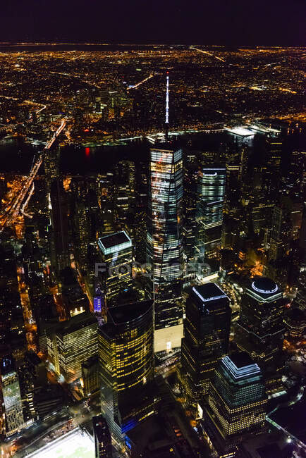 Die Stadt New York City, Manhattan, Luftaufnahme bei Nacht. — Stockfoto