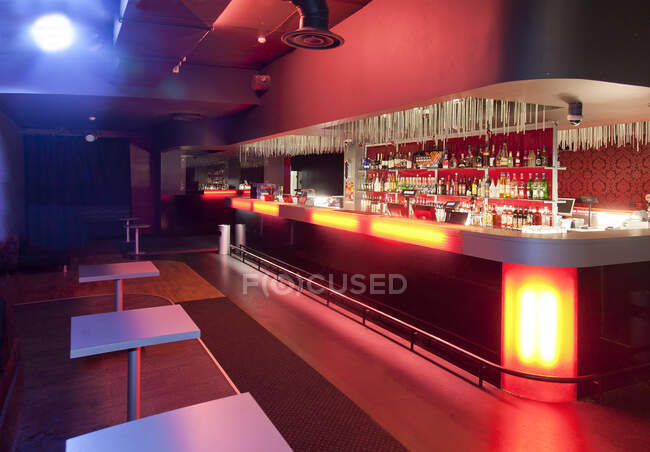 Locale notturno interno, ospitalità e illuminazione colorata, ampio bar. — Foto stock