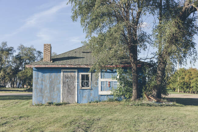 Casa abandonada en un pequeño pueblo en Dakota del Norte. - foto de stock