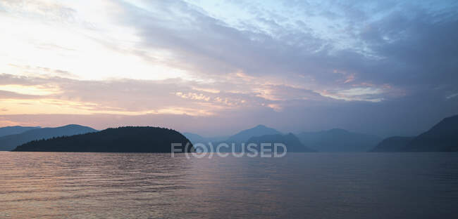 Рассвет над мирным проливом Хоу, недалеко от Западного Ванкувера. — стоковое фото