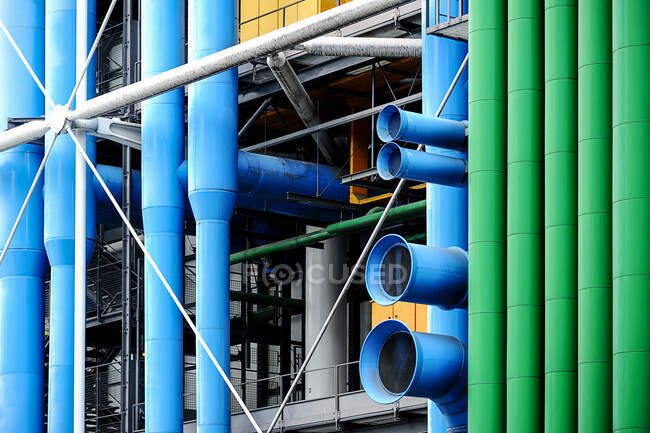 O Centro Pompidou edifício em Paris, exterior azul e verde tubos. — Fotografia de Stock