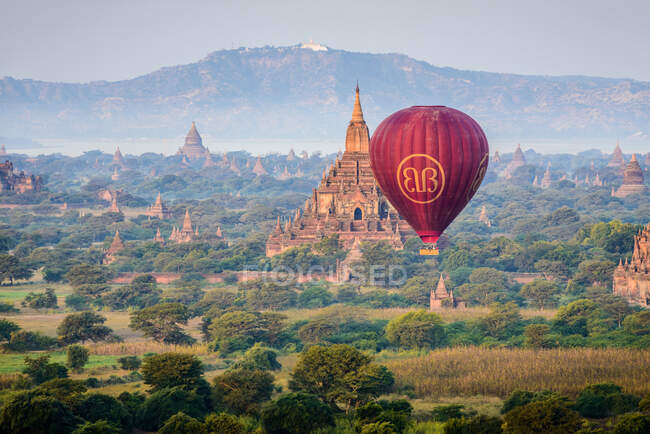 Hot air balloon in the air above the plain of temples in Mandalay - foto de stock