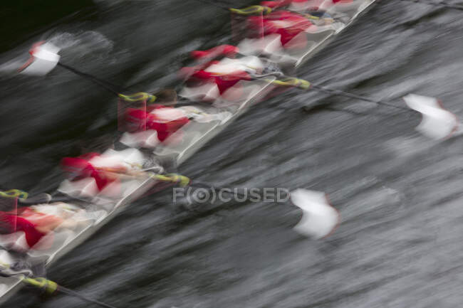 Vue aérienne d'un équipage ramant dans un bateau à coque de course octuple, rameurs, flou de mouvement. — Photo de stock