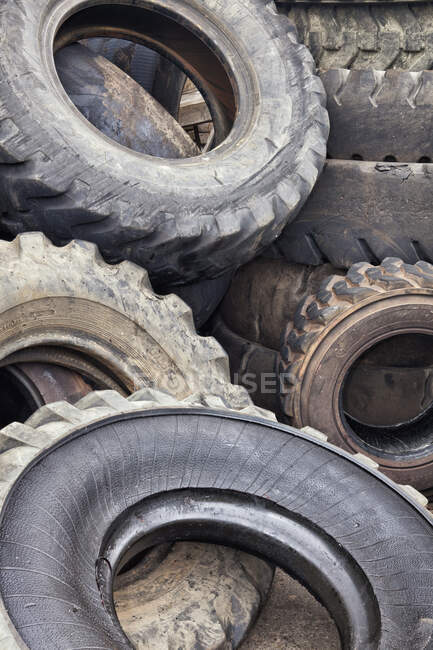 Fechar de um monte de pneus de borracha de veículos antigos. — Fotografia de Stock