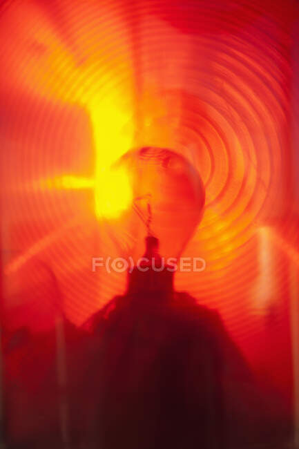 Close-up de uma lanterna e lâmpada, irradiando calor e luz, vermelho e amarelo. — Fotografia de Stock