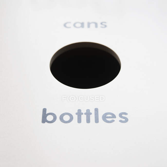 Una papelera de reciclaje para botellas y latas. - foto de stock