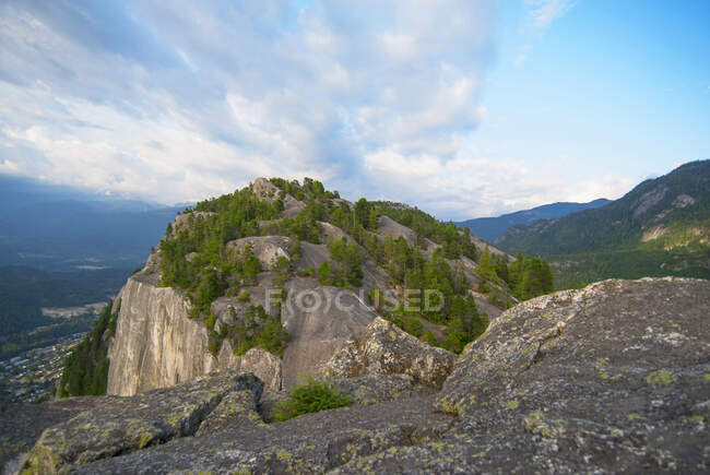O chefe Stawamus, uma formação de rocha cúpula de granito fora Squamish, um pico visto de outro e vista da paisagem. — Fotografia de Stock