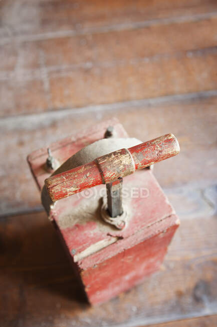 Динамит-детонатор, красная коробка и металлическая рукоятка, вантуз, чтобы взорвать динамит в карьере. — стоковое фото