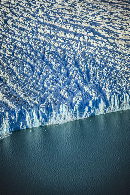 O Glaciar Perito Moreno, vista aérea do terminal glaciar e das águas do oceano. — Fotografia de Stock