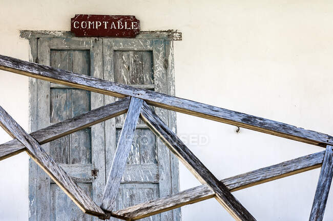 Escritório do contador da antiga prisão de Nosy Lava, a porta barrada com madeira. — Fotografia de Stock