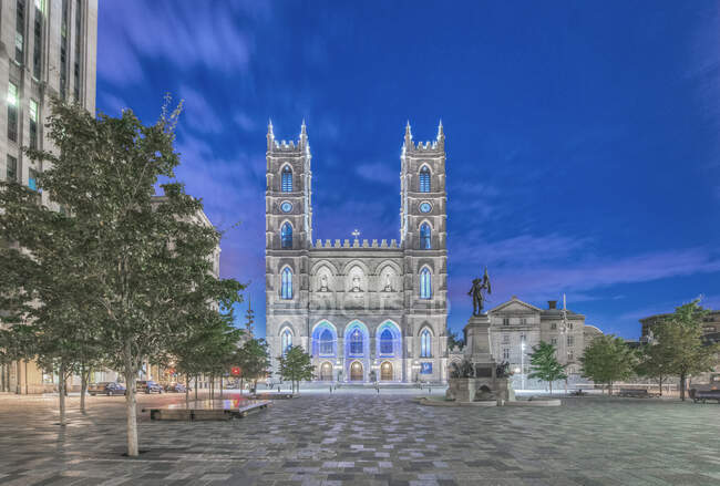 La Basilica di Notre Dame, illuminata al tramonto nella piazza della città nel centro storico di Montreal. — Foto stock