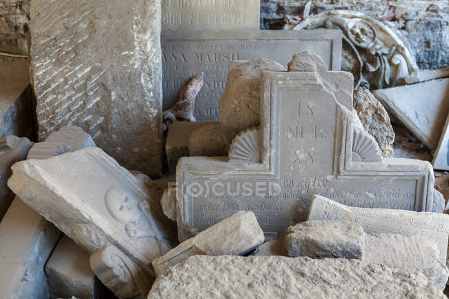 Купи каміння з написами в замку Пелус, розбиті надгробки і різьблені барельєфи.. — стокове фото