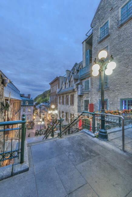 Quebec cidade, cidade velha à noite, Patrimônio da UNESCO, Quartier Petit Champlain, restaurantes e cafés. — Fotografia de Stock
