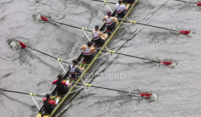 Вид сверху на команду гребцов в восьмиугольной гоночной лодке, гребцов, размытие движения. — стоковое фото