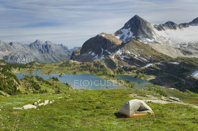 Camping encima de la cuenca de los Lagos de piedra caliza, Monte Abruzzi está en el fondo, - foto de stock