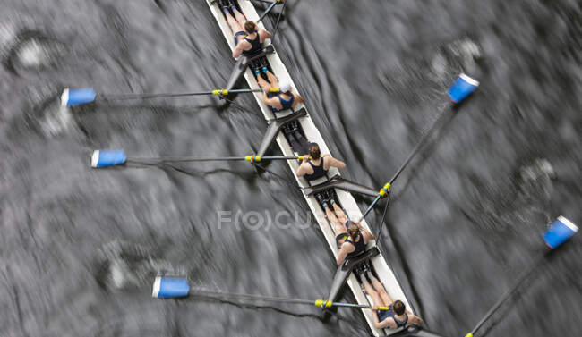 Blick aus der Vogelperspektive auf Rennfahrerinnen, die in einer Achtel-Rennschale rudern, einem Achter-Team. — Stockfoto