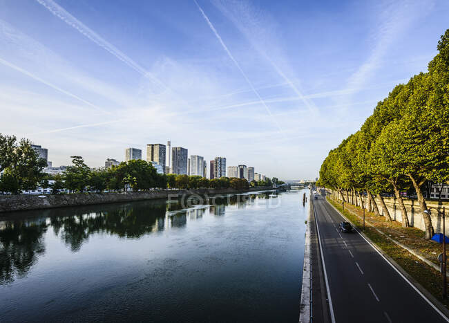 Vista ao longo do rio Sena, uma estrada à beira-mar, edifícios altos. — Fotografia de Stock
