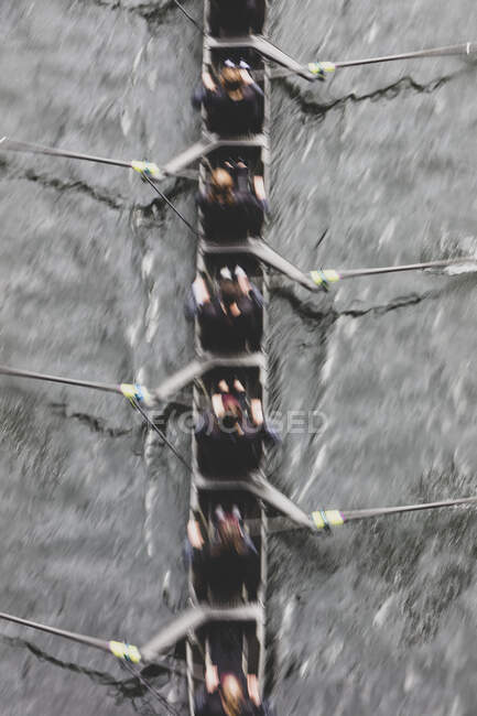 Vue aérienne de pilotes féminins ramant dans une coquille de course octuple, une équipe de huit. — Photo de stock