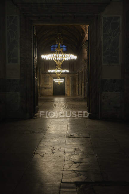 Grande Moschea di Santa Sofia, l'interno scuro di un edificio storico, ex moschea e chiesa, flagstones e lampadari con luci brillanti. — Foto stock
