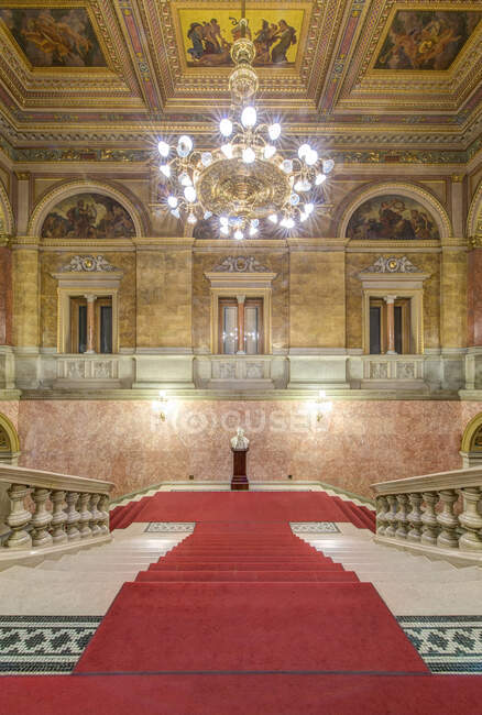 L'Opéra national hongrois, construit dans les années 1880, double escalier intérieur avec un tapis rouge. — Photo de stock