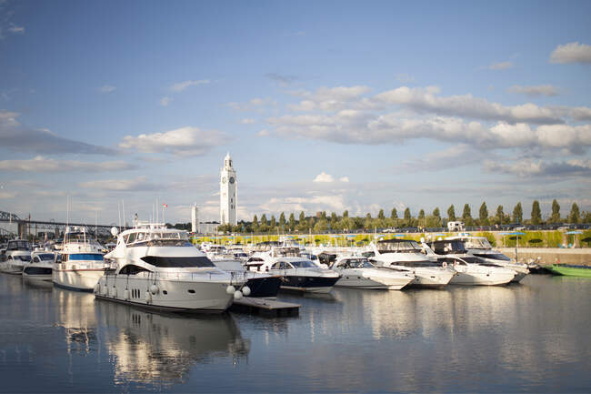 La Tour de l'Horloge de Montréal, l'Horloge commémorative du marin et les bateaux amarrés dans la marina. — Photo de stock