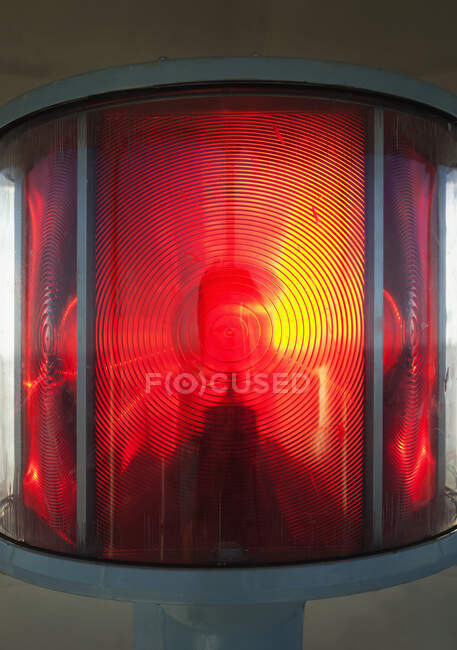 Primer plano de una linterna y bombilla, irradiando calor y luz, rojo y amarillo. - foto de stock