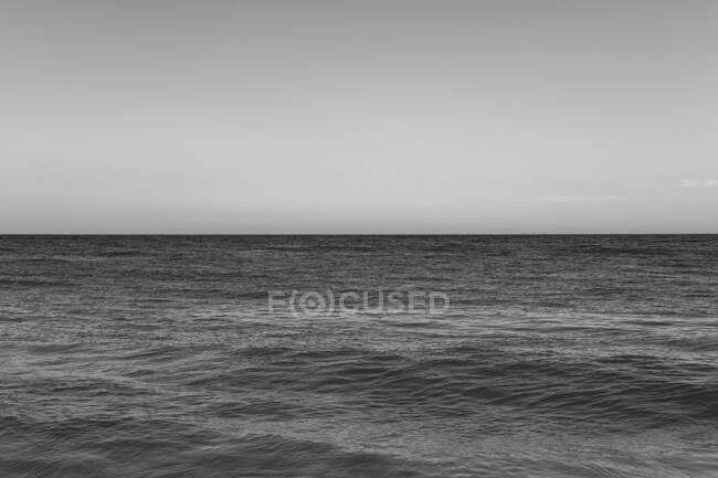 Вид на спокойное море и небо, Кейп-Код, Массачусетс — стоковое фото