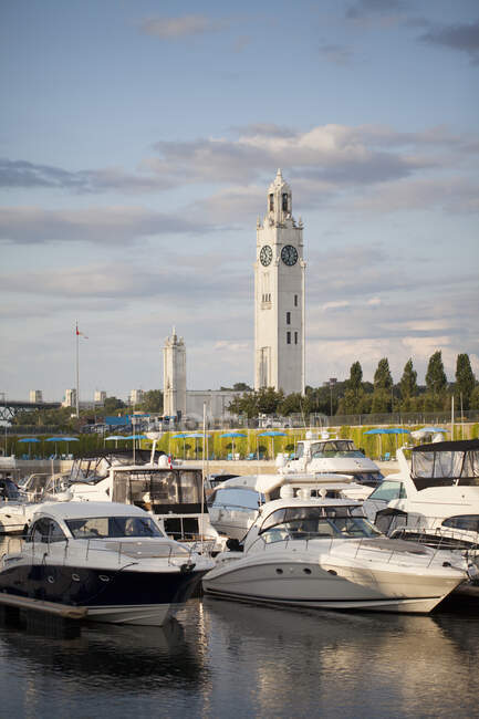 La Tour de l'Horloge de Montréal, l'Horloge commémorative du marin et les bateaux amarrés dans la marina. — Photo de stock