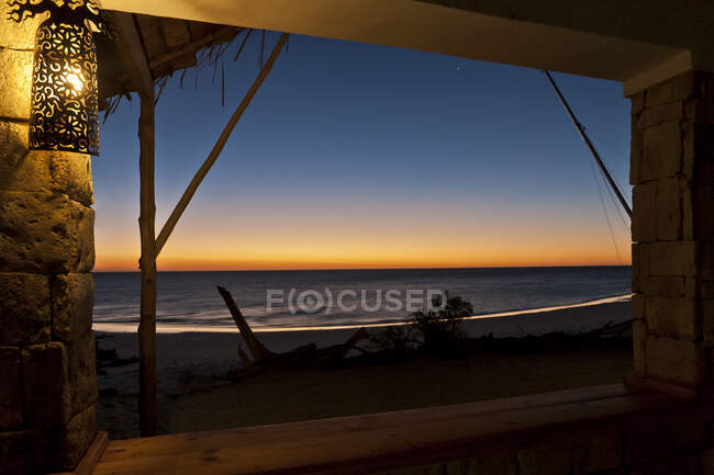 Vista del tramonto sul mare in una località balneare. — Foto stock