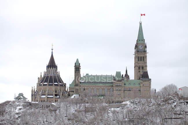 L'edificio del Parlamento del Canada in inverno, vista elevata della Camera dei Comuni, architettura gotica del XIX secolo a Ottawa. — Foto stock