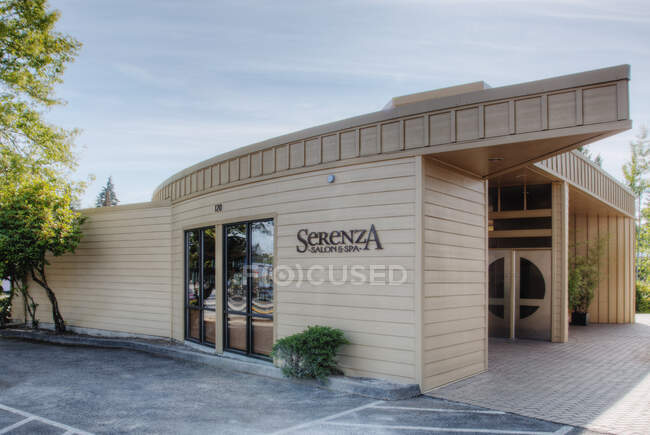 A beauty salon and spa, modern architecture,car parking, exterior. — Stock Photo